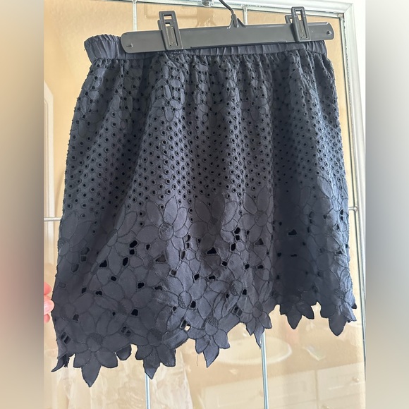 Club Monaco 100% silk skirt - Picture 5 of 8